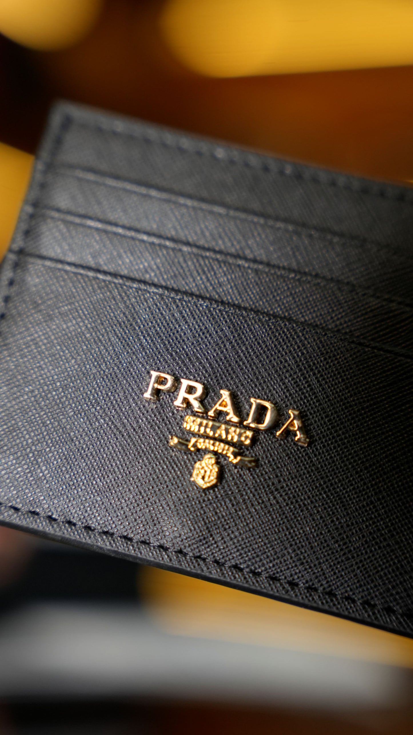 Prada Saffiano Deri Kartlık – Siyah (Logo)