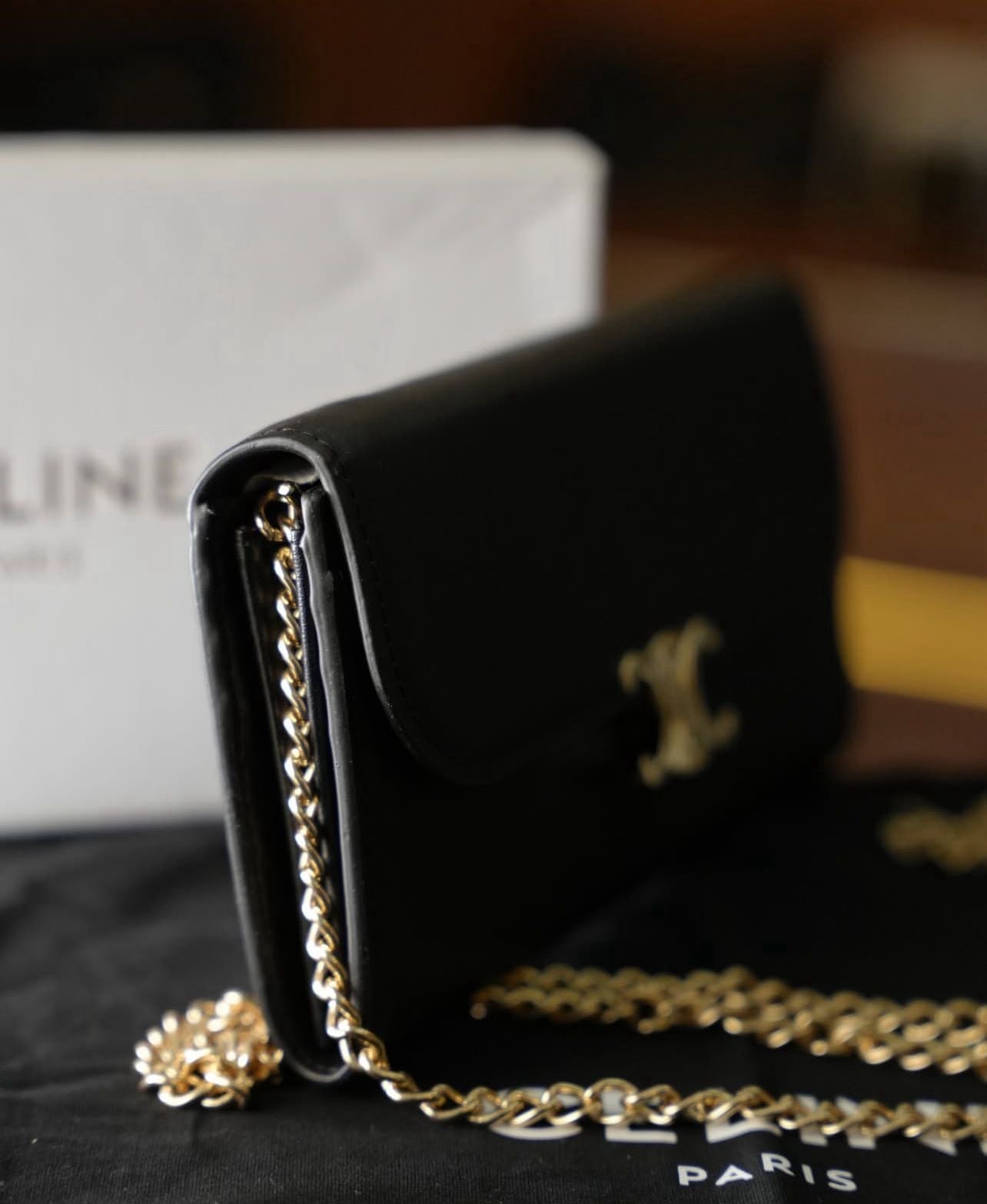 Celine Triomphe Logolu Zincir Askılı Deri Cüzdan – Siyah