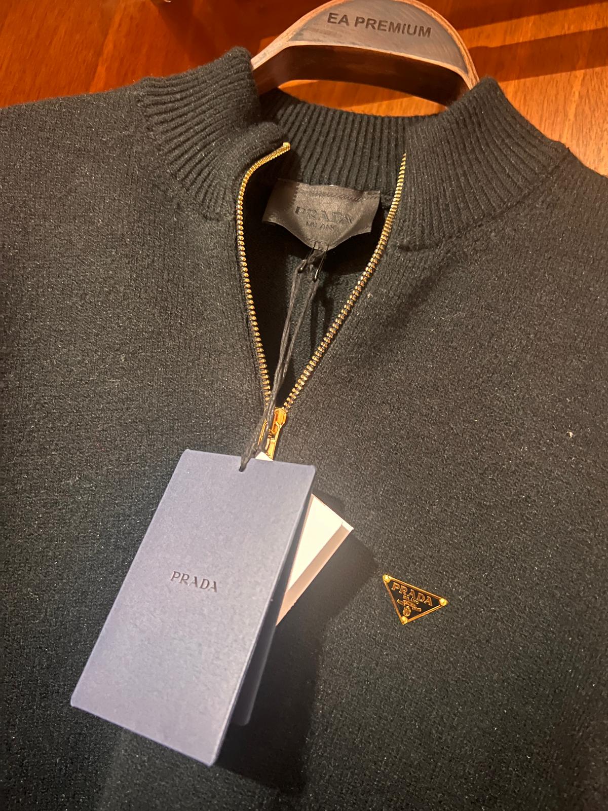 Prada Premium Fermuarlı Siyah Kazak – Modern Kesim, Yarım Zip (Erkek)