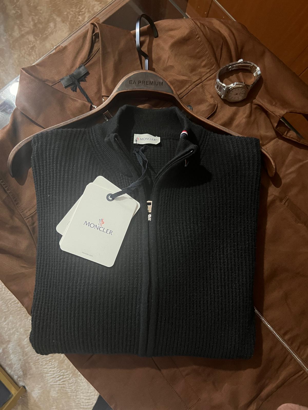 Moncler Siyah Premium Fermuarlı Kazak – Modern Kesim, Minimal Tasarım, Logo Detaylı (Erkek)