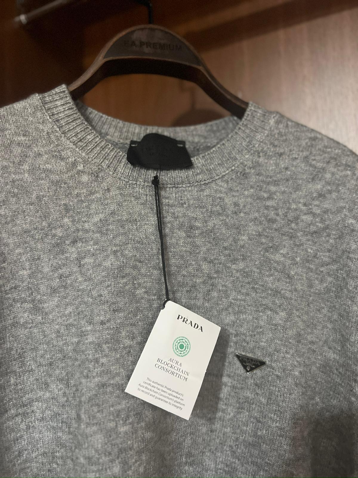 Prada Gri Kazak – Modern Kesim, Minimal Tasarım, Logo Detaylı (Erkek)