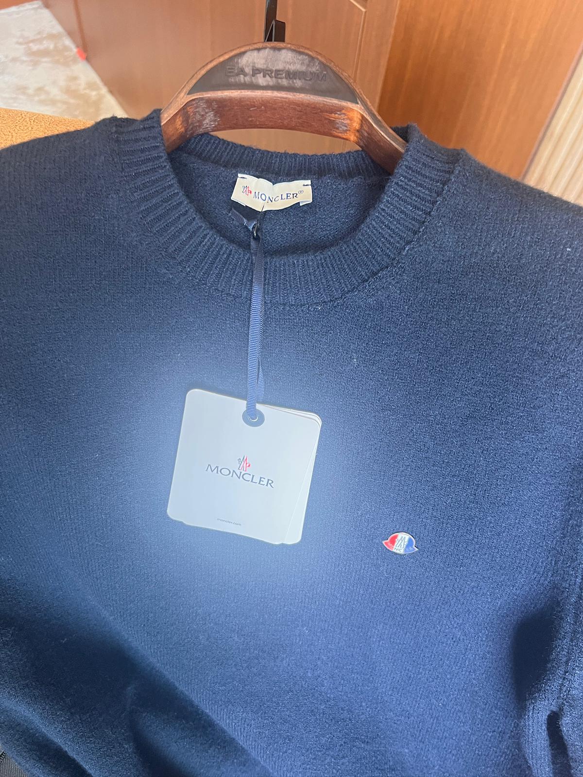 Moncler Kazak – Modern Kesim, Minimal Tasarım, Logo Detaylı (Erkek)