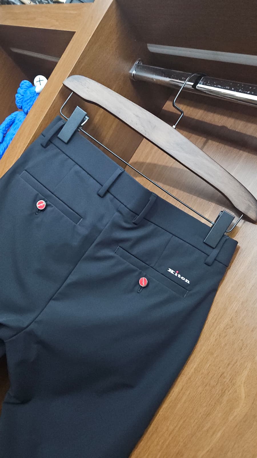 Kiton Napoli İkonik Kırmızı Düğmeli Siyah Pantolon