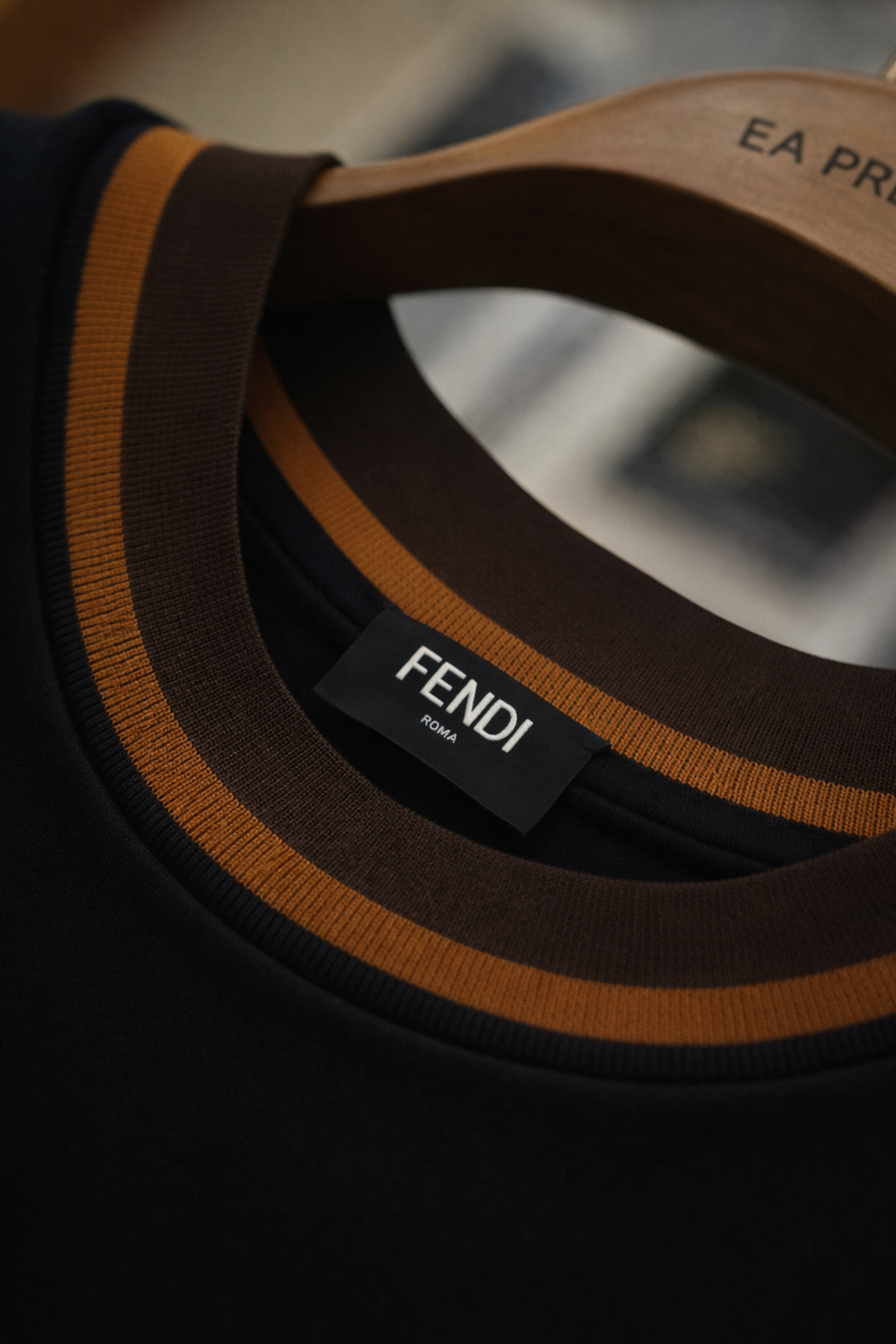 FENDI Yaka Detaylı T-Shirt - Siyah