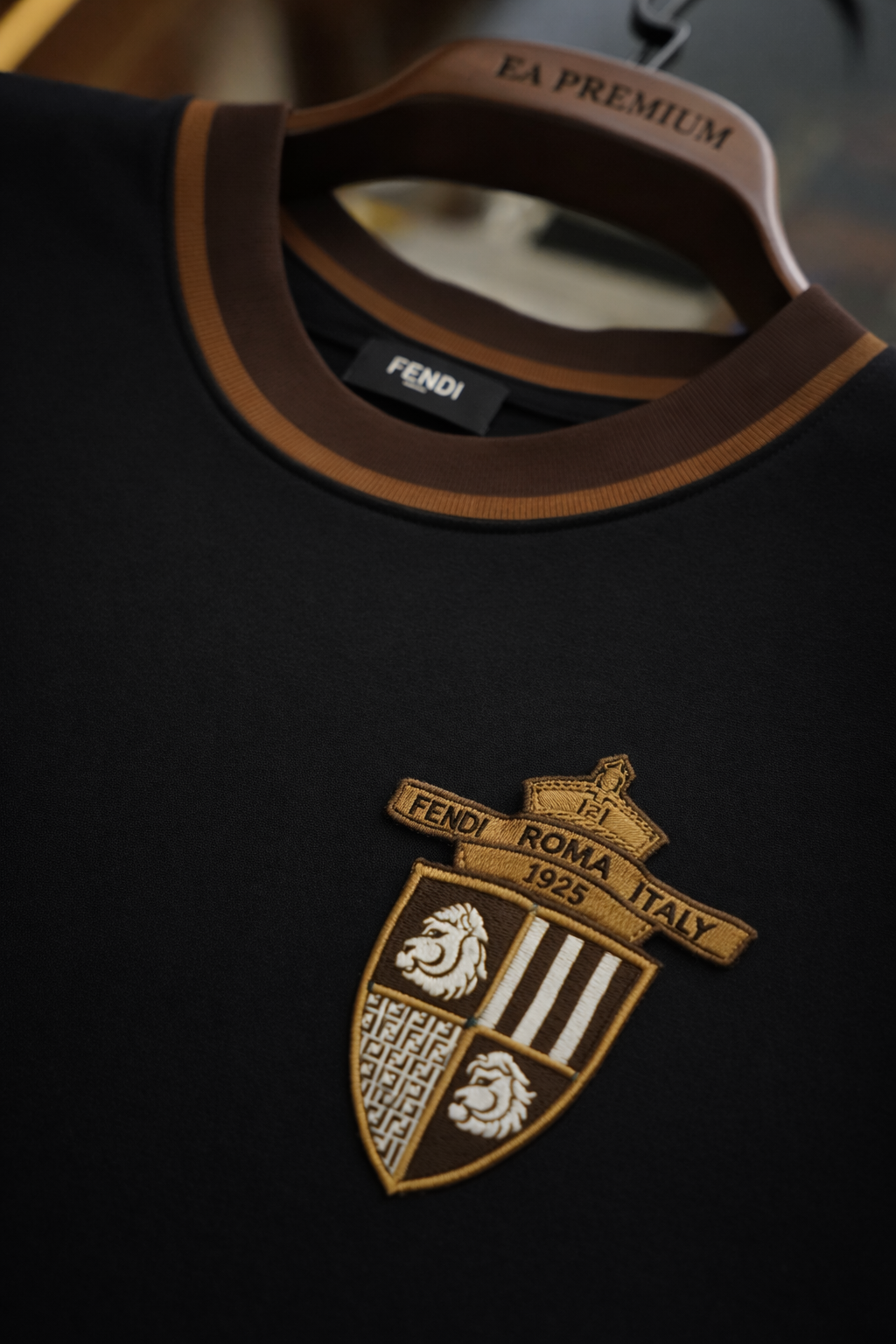 FENDI Yaka Detaylı T-Shirt - Siyah