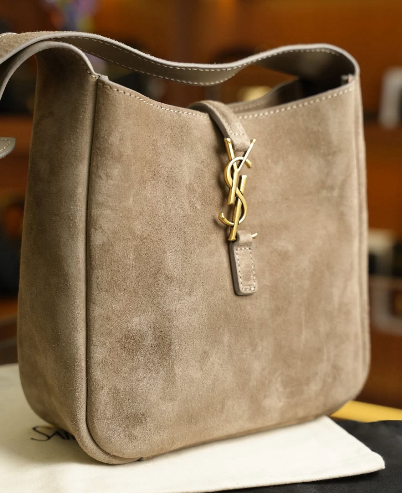YSL Süet Hobo Omuz Çantası – Vizon