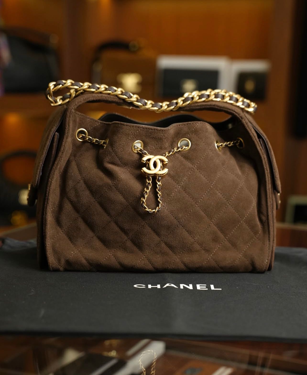 Chanel Süet Kapitone Bucket Çanta – Kahverengi