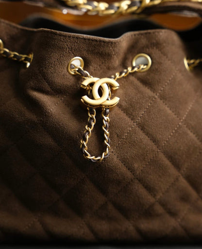 Chanel Süet Kapitone Bucket Çanta – Kahverengi