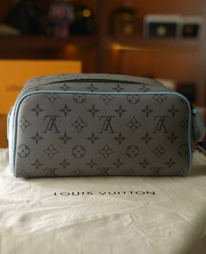 Louis Vuitton Monogram Erkek Seyahat & Kozmetik Çantası – Gri