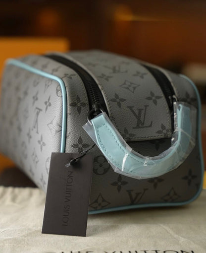 Louis Vuitton Monogram Erkek Seyahat & Kozmetik Çantası – Gri