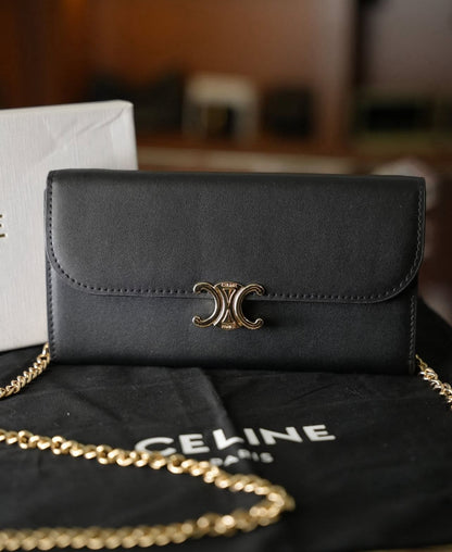 Celine Triomphe Logolu Zincir Askılı Deri Cüzdan – Siyah