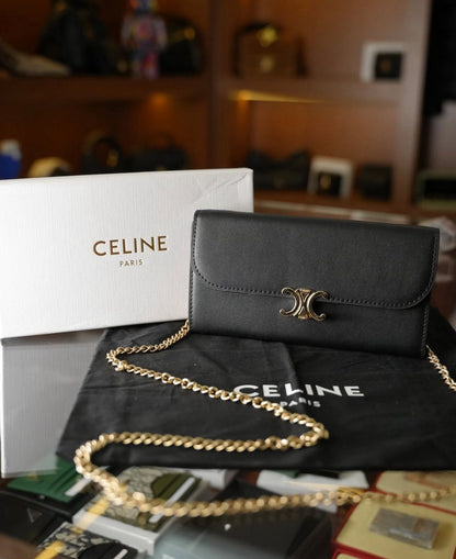 Celine Triomphe Logolu Zincir Askılı Deri Cüzdan – Siyah