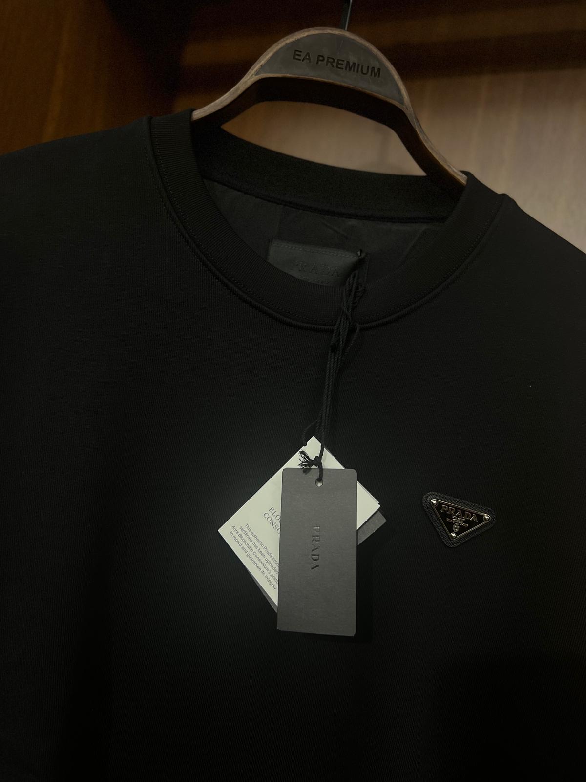 Prada Siyah Minimal Logo Detaylı Sweatshirt (Premium Basic Crewneck)