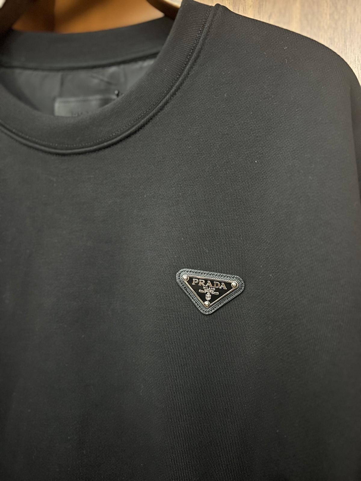 Prada Siyah Minimal Logo Detaylı Sweatshirt (Premium Basic Crewneck)