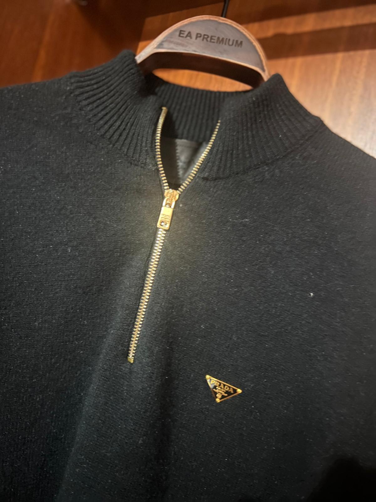 Prada Premium Fermuarlı Siyah Kazak – Modern Kesim, Yarım Zip (Erkek)