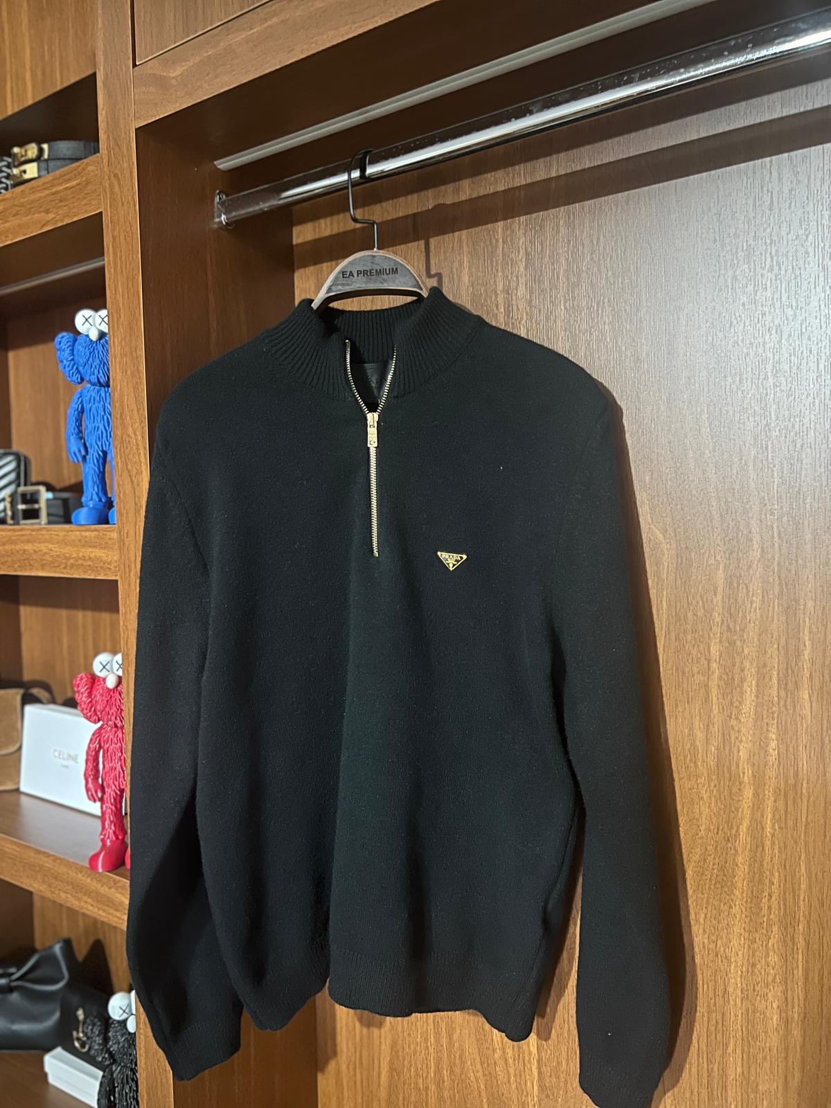 Prada Premium Fermuarlı Siyah Kazak – Modern Kesim, Yarım Zip (Erkek)