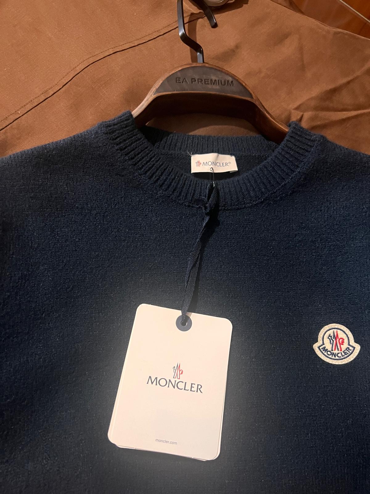 Moncler Lacivert Premium Kazak – Modern Kesim, Minimal Tasarım, Logo Detaylı (Erkek)