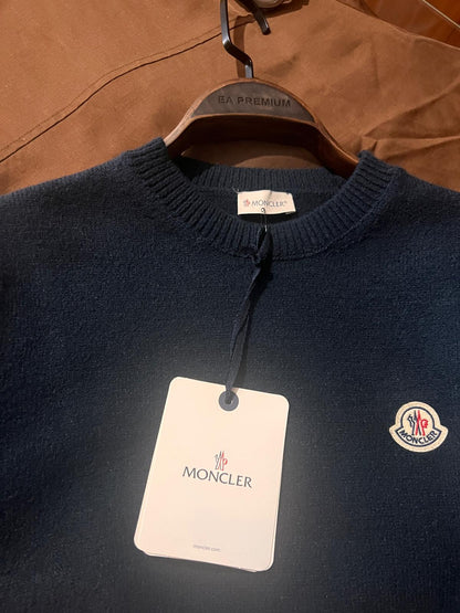 Moncler Lacivert Premium Kazak – Modern Kesim, Minimal Tasarım, Logo Detaylı (Erkek)