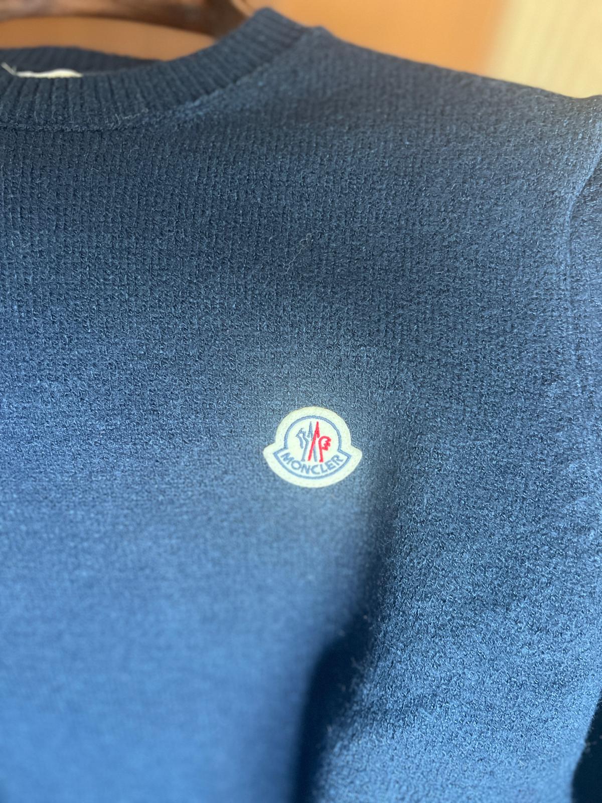 Moncler Lacivert Premium Kazak – Modern Kesim, Minimal Tasarım, Logo Detaylı (Erkek)
