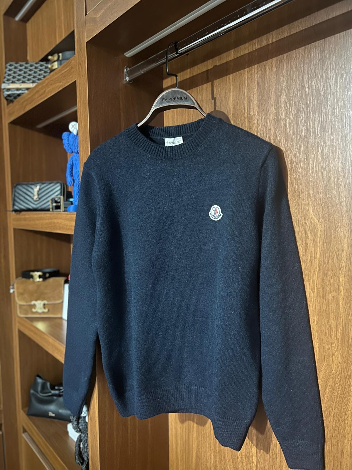 Moncler Lacivert Premium Kazak – Modern Kesim, Minimal Tasarım, Logo Detaylı (Erkek)