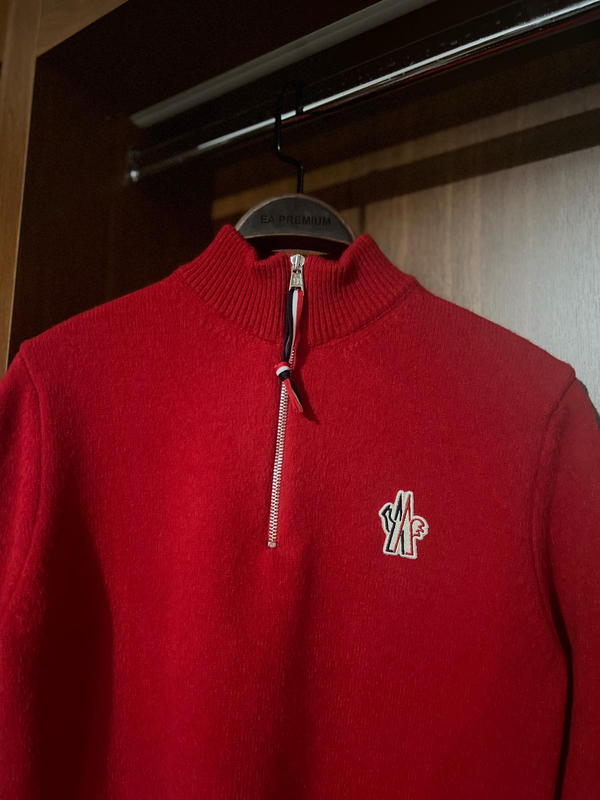 Moncler Kırmızı Fermuarlı Premium Kazak – Modern Kesim, Minimal Tasarım, Logo Detaylı (Erkek)