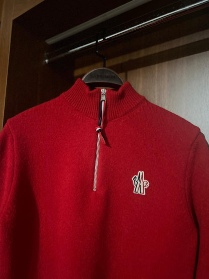 Moncler Kırmızı Fermuarlı Premium Kazak – Modern Kesim, Minimal Tasarım, Logo Detaylı (Erkek)