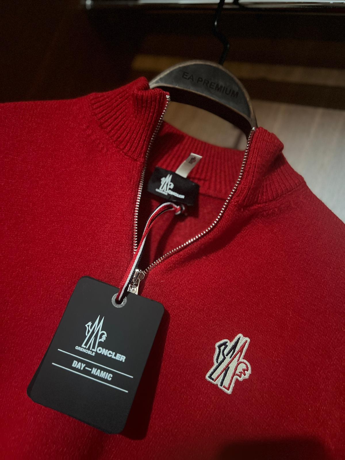 Moncler Kırmızı Fermuarlı Premium Kazak – Modern Kesim, Minimal Tasarım, Logo Detaylı (Erkek)
