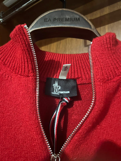 Moncler Kırmızı Fermuarlı Premium Kazak – Modern Kesim, Minimal Tasarım, Logo Detaylı (Erkek)