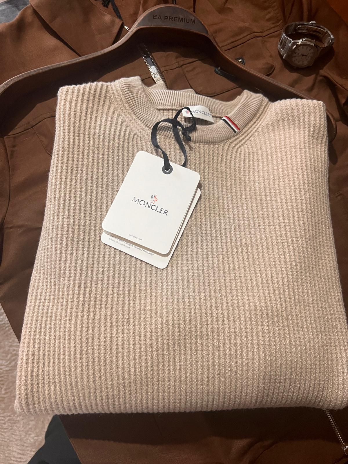 Moncler Taş Rengi Premium Kazak – Modern Kesim, Minimal Tasarım, Logo Detaylı (Erkek)