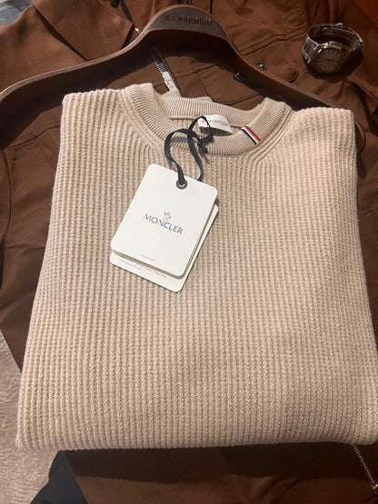 Moncler Taş Rengi Premium Kazak – Modern Kesim, Minimal Tasarım, Logo Detaylı (Erkek)