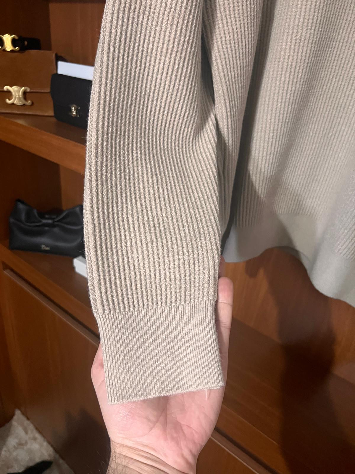 Moncler Taş Rengi Premium Kazak – Modern Kesim, Minimal Tasarım, Logo Detaylı (Erkek)
