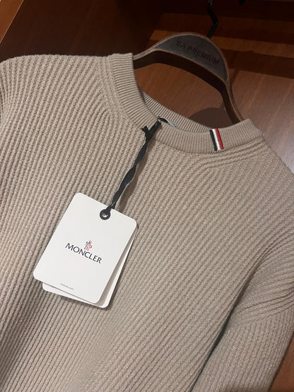 Moncler Taş Rengi Premium Kazak – Modern Kesim, Minimal Tasarım, Logo Detaylı (Erkek)