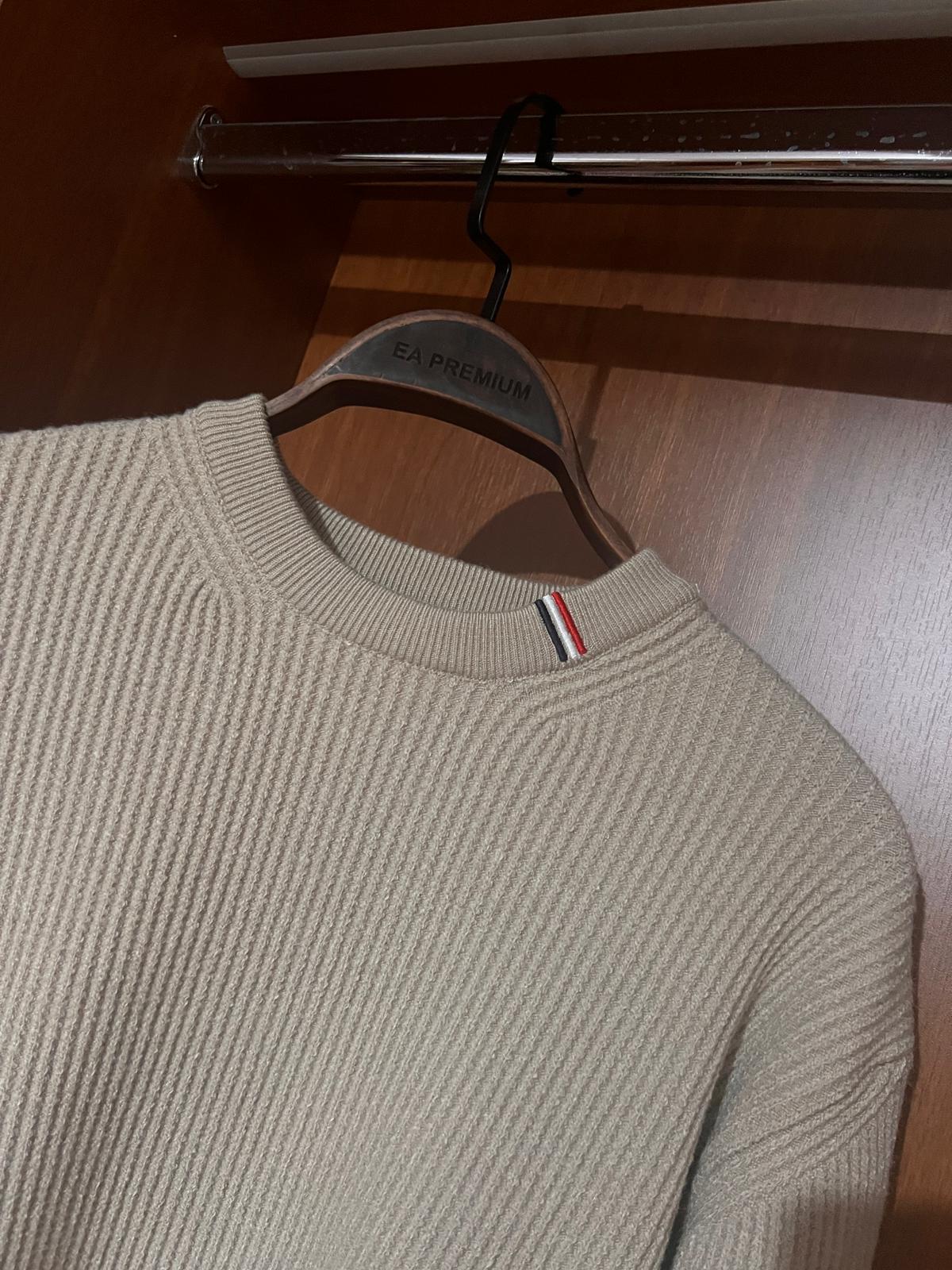 Moncler Taş Rengi Premium Kazak – Modern Kesim, Minimal Tasarım, Logo Detaylı (Erkek)