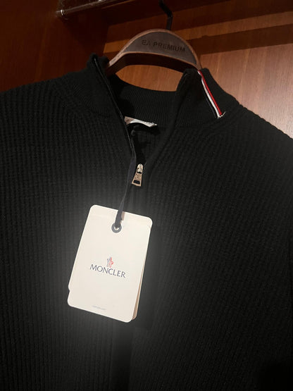 Moncler Siyah Premium Fermuarlı Kazak – Modern Kesim, Minimal Tasarım, Logo Detaylı (Erkek)