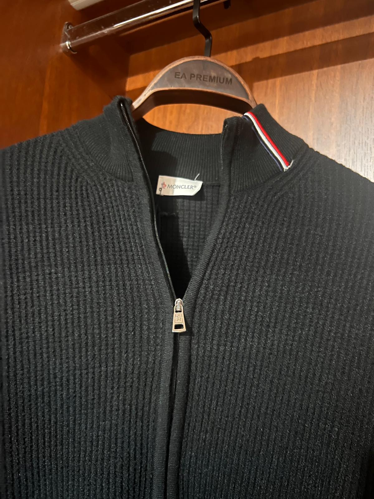 Moncler Siyah Premium Fermuarlı Kazak – Modern Kesim, Minimal Tasarım, Logo Detaylı (Erkek)