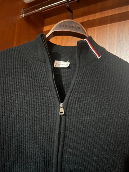Moncler Siyah Premium Fermuarlı Kazak – Modern Kesim, Minimal Tasarım, Logo Detaylı (Erkek)