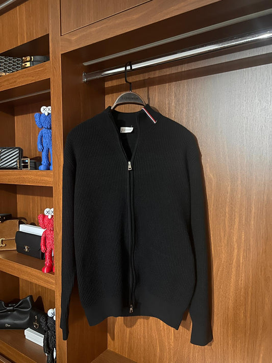 Moncler Siyah Premium Fermuarlı Kazak – Modern Kesim, Minimal Tasarım, Logo Detaylı (Erkek)