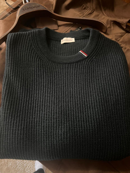 Moncler Siyah Premium Kazak – Modern Kesim, Minimal Tasarım, Logo Detaylı (Erkek)