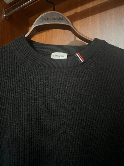 Moncler Siyah Premium Kazak – Modern Kesim, Minimal Tasarım, Logo Detaylı (Erkek)
