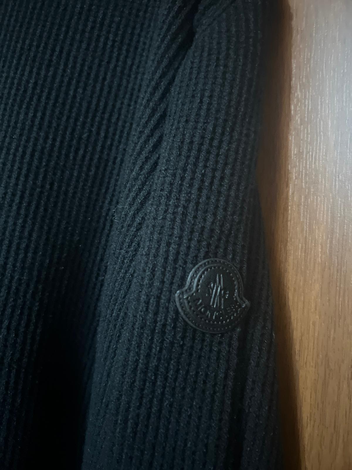 Moncler Siyah Premium Kazak – Modern Kesim, Minimal Tasarım, Logo Detaylı (Erkek)