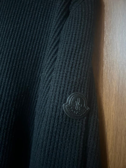 Moncler Siyah Premium Kazak – Modern Kesim, Minimal Tasarım, Logo Detaylı (Erkek)