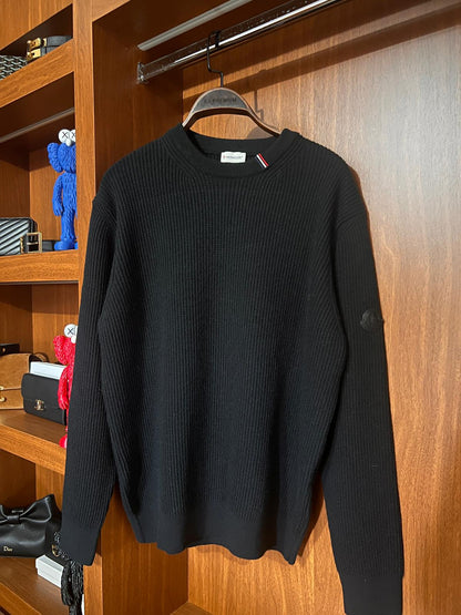 Moncler Siyah Premium Kazak – Modern Kesim, Minimal Tasarım, Logo Detaylı (Erkek)