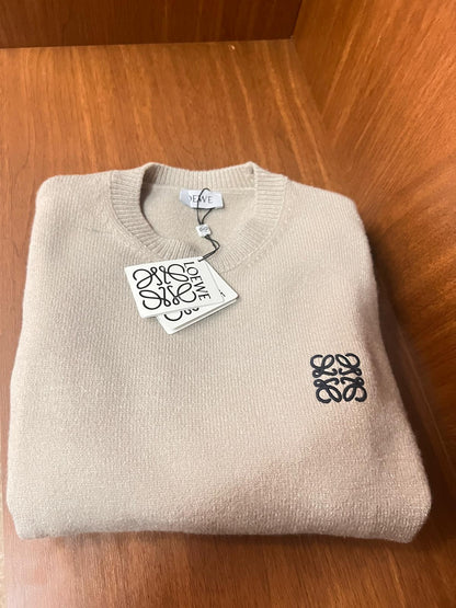 Loewe Taş Rengi Premium Kazak – Modern Kesim, Minimal Tasarım, Logo Detaylı (Erkek)