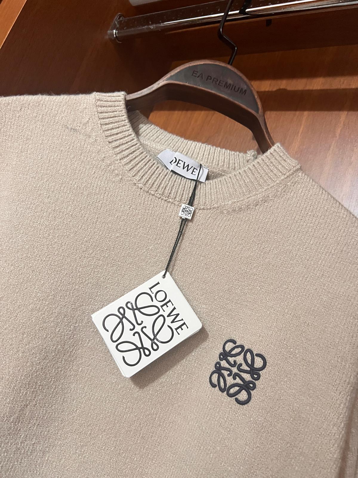 Loewe Taş Rengi Premium Kazak – Modern Kesim, Minimal Tasarım, Logo Detaylı (Erkek)