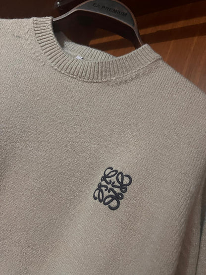 Loewe Taş Rengi Premium Kazak – Modern Kesim, Minimal Tasarım, Logo Detaylı (Erkek)