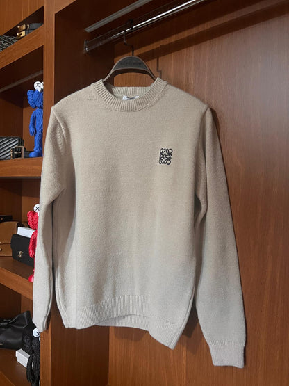 Loewe Taş Rengi Premium Kazak – Modern Kesim, Minimal Tasarım, Logo Detaylı (Erkek)