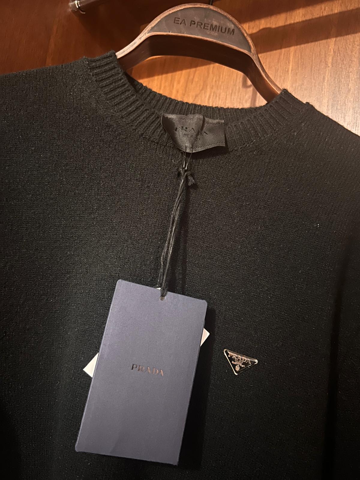 Prada Siyah Premium Kazak – Modern Kesim, Minimal Tasarım, Logo Detaylı (Erkek)