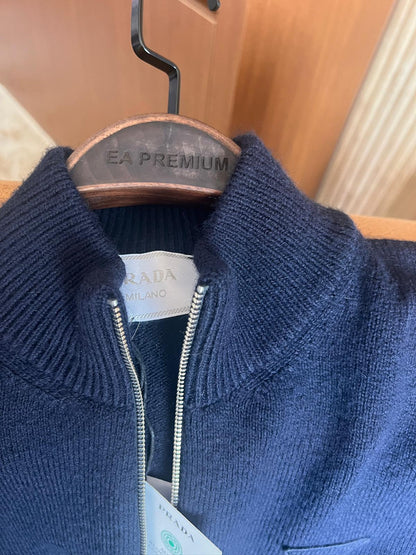 Prada Fermuarlı Kazak – Modern Kesim, Minimal Tasarım, Logo Detaylı (Erkek)
