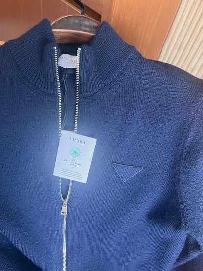 Prada Fermuarlı Kazak – Modern Kesim, Minimal Tasarım, Logo Detaylı (Erkek)