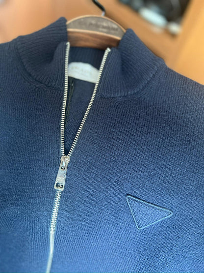 Prada Fermuarlı Kazak – Modern Kesim, Minimal Tasarım, Logo Detaylı (Erkek)
